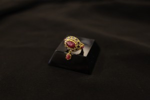 แหวนรังแตนมีเปียทองคำประดับทับทิมและเพชรซีกขนาดเล็ก