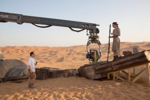 Star Wars: The Force AwakensL to R: Director J.J. Abrams w/ actress Daisy Ridley (Rey) on set.Ph: David James©Lucasfilm 2015