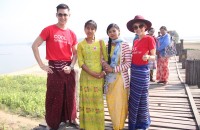 คูลเจถ่ายรูปกับชาวพม่าที่สะพานไม้อูเบ็ง