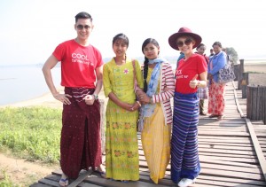 คูลเจถ่ายรูปกับชาวพม่าที่สะพานไม้อูเบ็ง