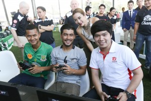 นักบอลไทยแข่งเกมFIFA Online (1)