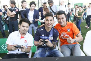 นักบอลไทยแข่งเกมFIFA Online (2)