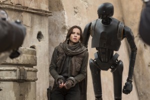 Rogue One: A Star Wars StoryL to R: Felicity Jones (Jyn Erso), and K-2SO (Alan Tudyk)Ph: Jonathan Olley© 2016 Lucasfilm Ltd. All Rights Reserved.