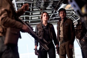 Rogue One: A Star Wars StoryL to R: Jyn Erso (Felicity Jones) and Cassian Andor (Diego Luna)Ph: Jonathan Olley©Lucasfilm LFL 2016.