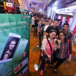 ลูกค้าเข้าคิวซื้อ Huawei P10 Series Greenery_2 (1280x853)