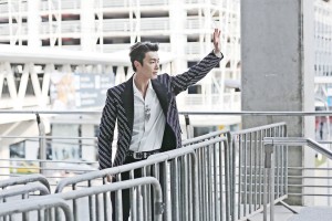 DONGHAE waves to fanclub