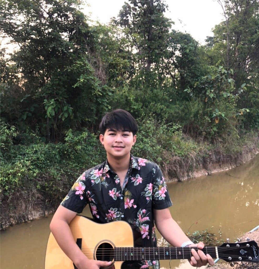prรุ่ง นครพนม กับกีต้าร์ของเขา 1