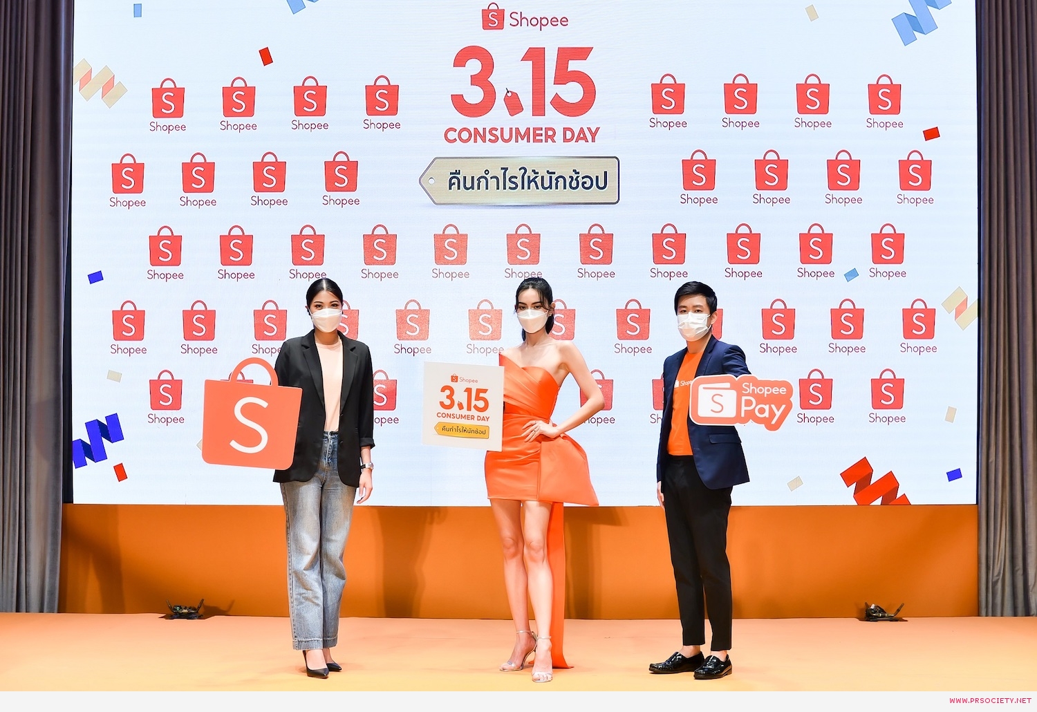 นางสาวสุชญา ,ใหม่-ดาวิกา โฮร์เน่ และนายศุภวิทย์