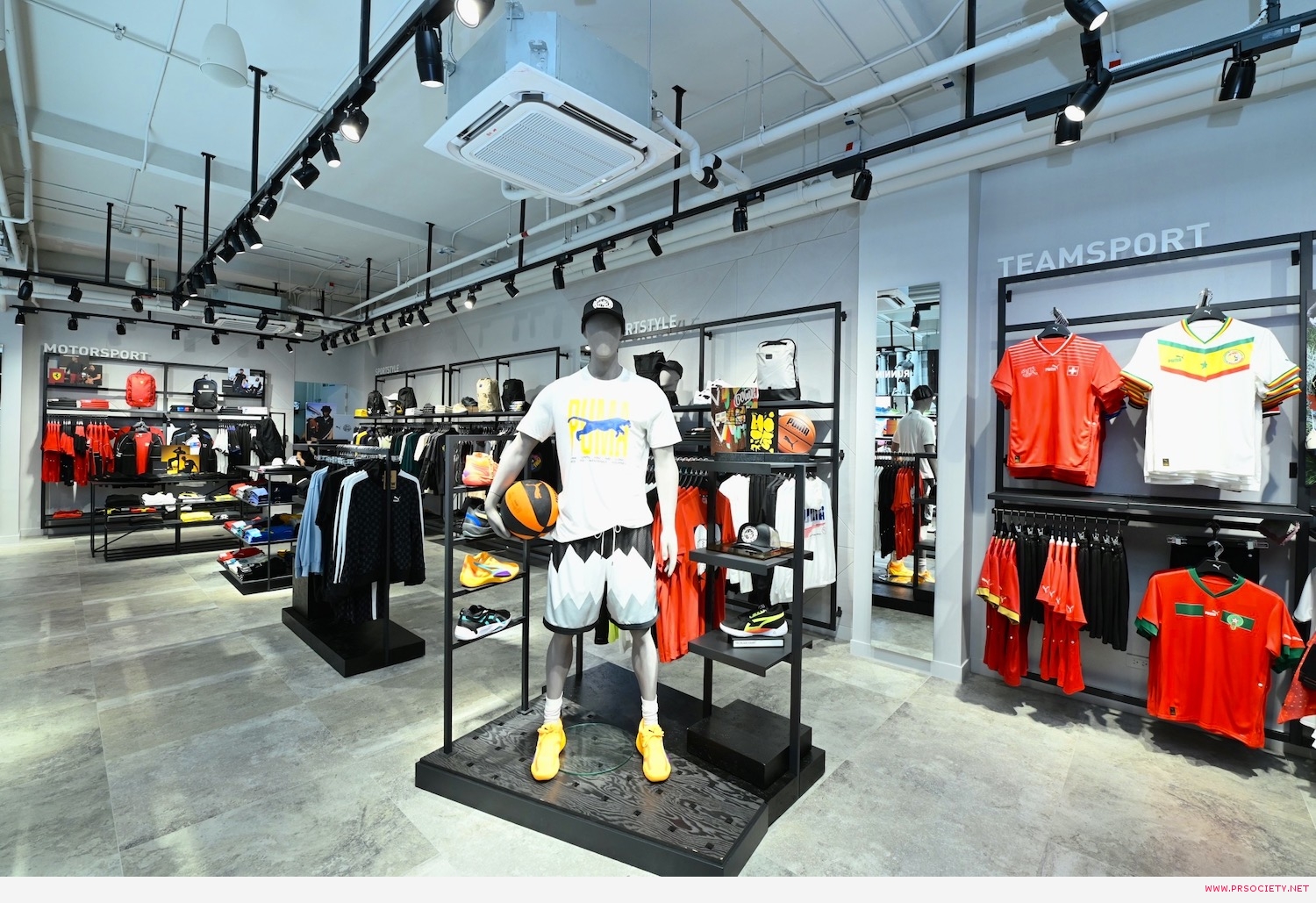 6.PUMA Flagship Store แห่งแรกในไทย ที่ สยามเซ็นเตอร์ ชั้