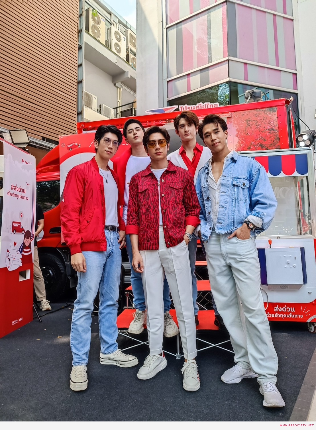 แจม รชตะ และสองคู่จิ้น เอิร์ท - วิน แจกความรักให้วัยรุ่นสยามกับไปรษณีย์ไทย 02