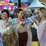 ภาพประกอบ_ชาวไทยและนักท่องเที่ยวเล่นน้ำสงกรานต์ ไอคอนสยาม (8)