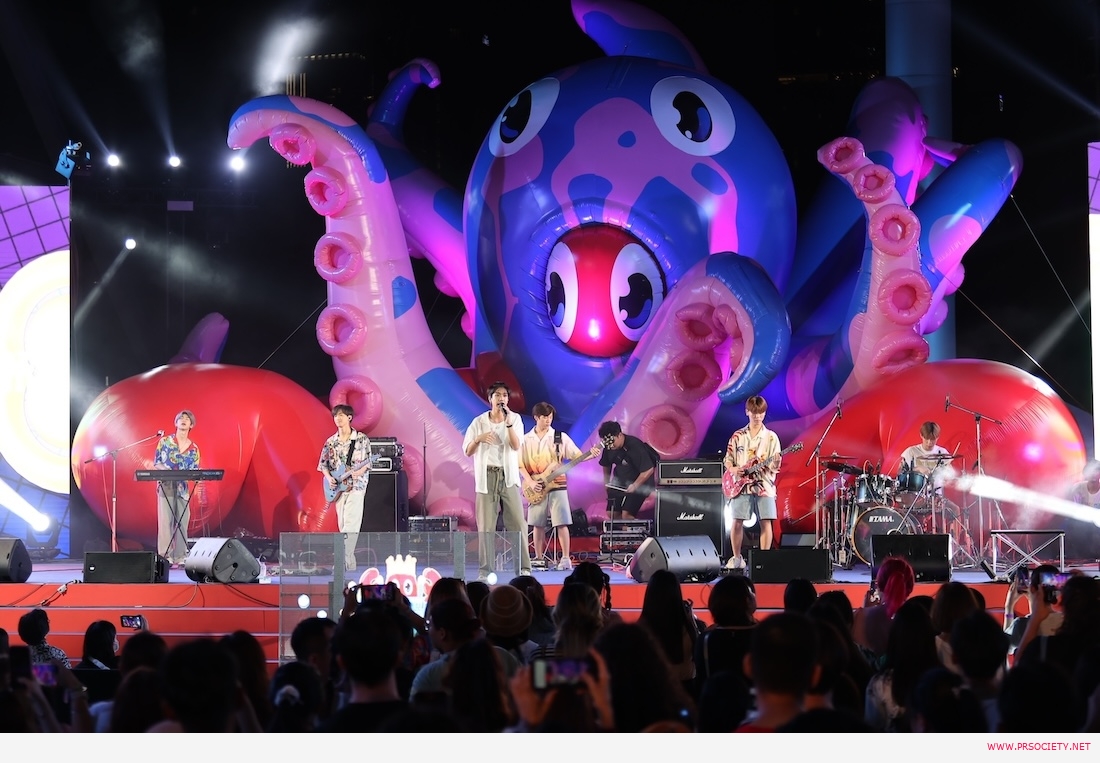 SweezDream สร้างบรรยากาศความสนุกสุดมันส์ ในงาน Siam Paragon Ultrasonic Water Festival 2024 “Songkran Lobster Wonderland by Philip Colbert” (3)